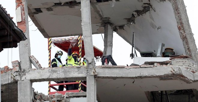 Demolido el torreón del edificio siniestrado en Madrid ante el riesgo de caída a la calle y al patio de un colegio