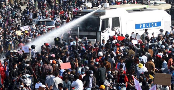 Huelga general y protestas masivas en Myanmar contra los militares golpistas