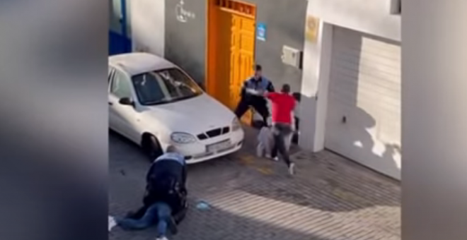 Dos agentes de Policía golpean a un par de personas que grababan una detención en Arrecife