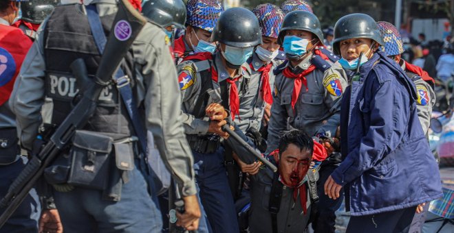 Cuatro heridos tras la represión policial contra los manifestantes por el golpe de Estado en Myanmar
