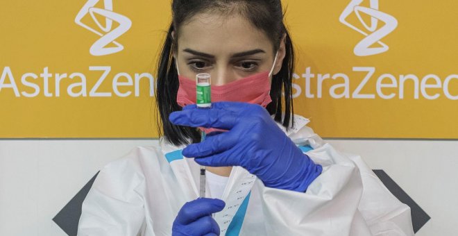 Veinte casos de trombos y cuatro fallecidos entre los casi cinco millones de vacunados con AstraZeneca en España