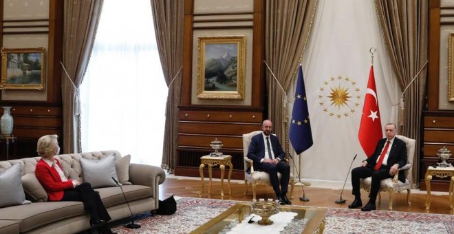 Sin silla y relegada a un sofá lateral: Erdogan recibe a Von der Leyen con un protocolo machista