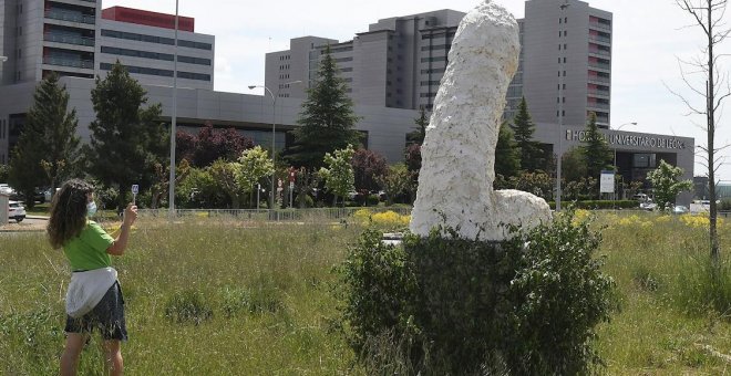 El Ayuntamiento de León retira una gran escultura fálica de una rotonda