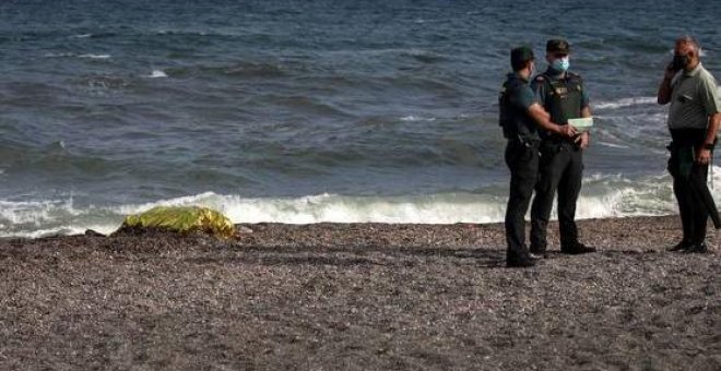 El cadáver hallado en la playa del Tarajal es de un joven de unos 16 años