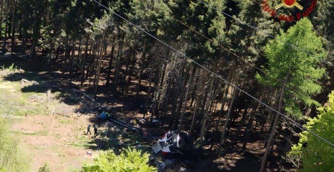 Al menos 14 muertos y un niño en estado crítico al descolgarse un teleférico en el norte de Italia