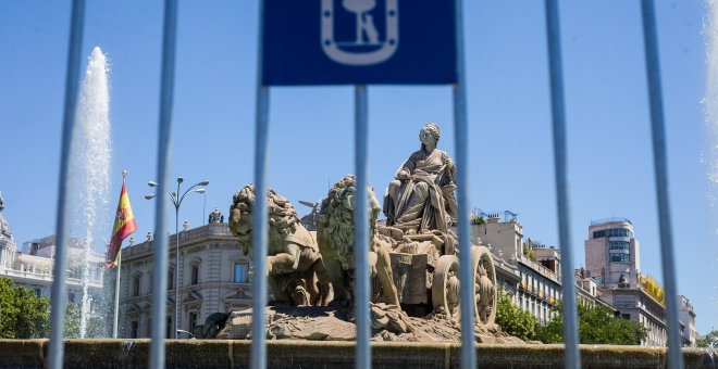 Detenidos diez activistas de Greenpeace por subirse a la madrileña fuente de Cibeles en protesta por el medioambiente