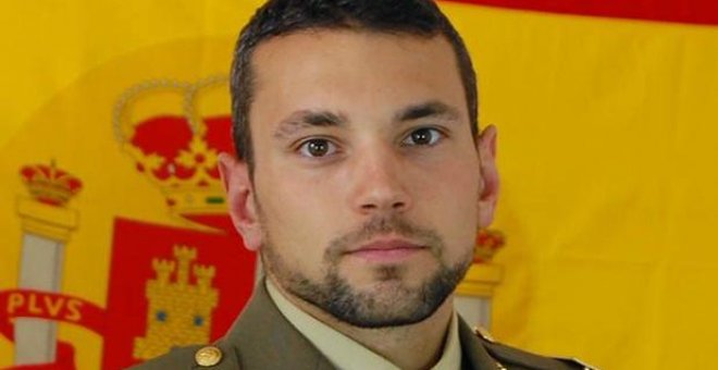 La viuda del sargento Gallart, muerto en accidente de paracaídas, logra que la Justicia militar investigue el caso