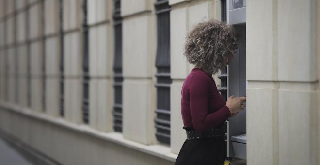 La banca complica la crisis a las familias: cobra hasta 240 euros anuales por mantener una cuenta