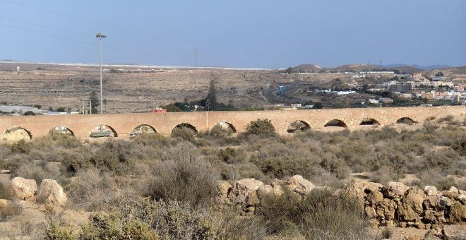 Una constructora derrumba un acueducto del siglo XIX en Almería para construir una urbanización
