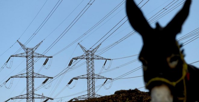 El precio de luz cae este domingo un 7,4%, pero sigue por encima de 100 euros/MWh