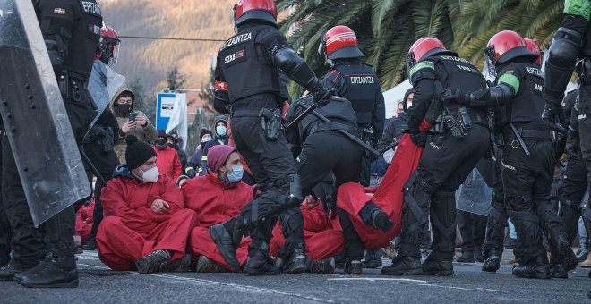 Balas de foam, detenciones y porrazos: el Gobierno Vasco apuesta por la represión ante la histórica huelga de Tubacex