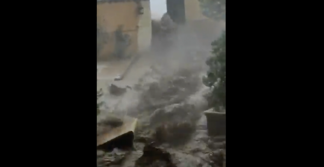 "¡Socorro, socorro!", la desesperación de un vecino de Cobisa (Toledo) ante la riada de barro y agua que arrasa su casa