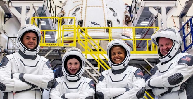 Un millonario viaja al espacio con tres amigos a bordo de la primera nave pilotada solo por civiles