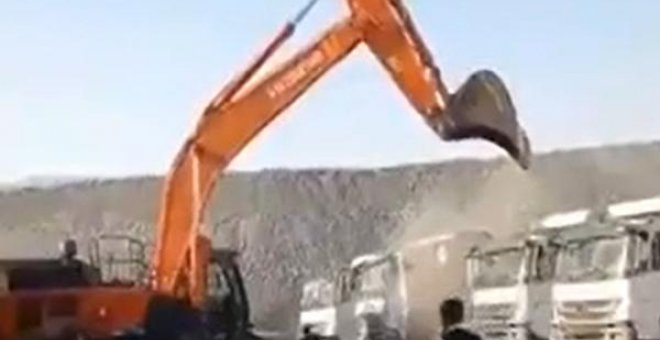 Un trabajador destroza con una excavadora los camiones de su empresa al no cobrar el sueldo