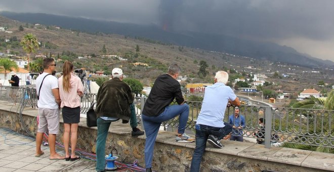 Cuando la tragedia se hace espectáculo: aumenta el turismo volcánico en medio de la desesperación de los palmeros