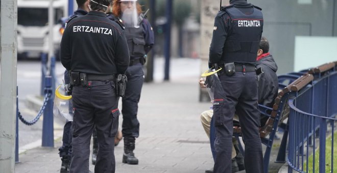 Cuatro jóvenes asestan una brutal paliza a una mujer en Vitoria: "Te vamos a destrozar esa cara guapa"