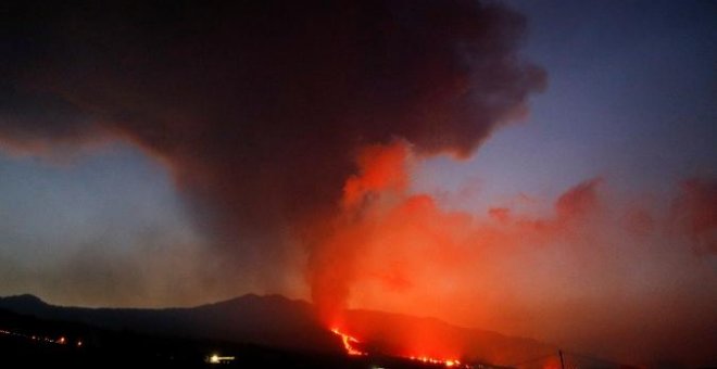 La nube de ceniza del volcán ya cubre por completo el noreste de La Palma