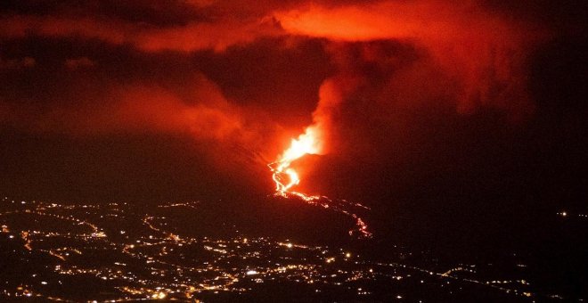 La lava que expulsa el cono secundario del volcán transcurre por encima de antiguas coladas y no ocupa más terreno