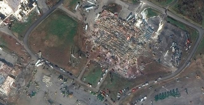 Desesperado rescate en la fábrica de velas que un tornado hizo colapsar con 110 personas en su interior en EEUU