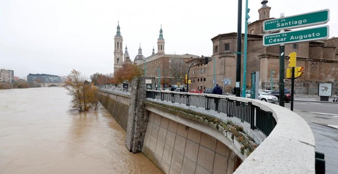 Zaragoza aguarda con inquietud la crecida del Ebro tras inundarse el municipio aragonés de Novillas