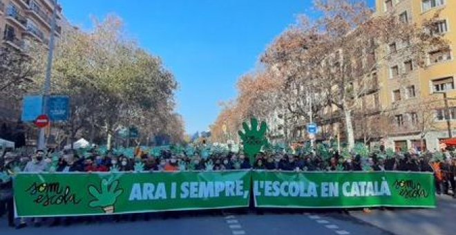 Milers de persones es manifesten a Barcelona en la marea verda en defensa de l’escola en català
