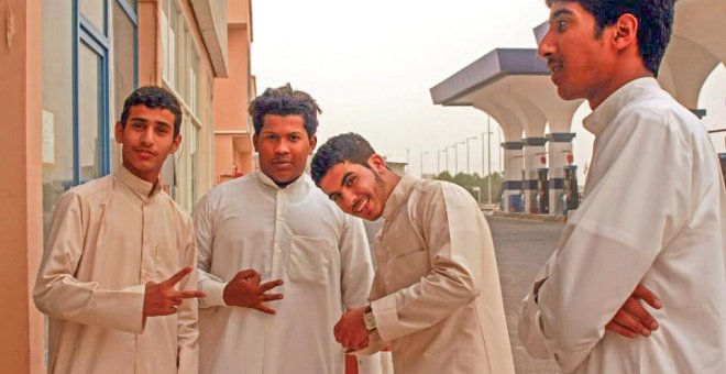 'Youtubers' saudíes debilitan a la policía más grimosa del mundo y las jóvenes bailan sin chador en el desierto