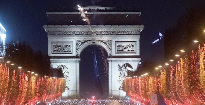 Macron retira la bandera de la UE del Arco del Triunfo tras las críticas de la extrema derecha