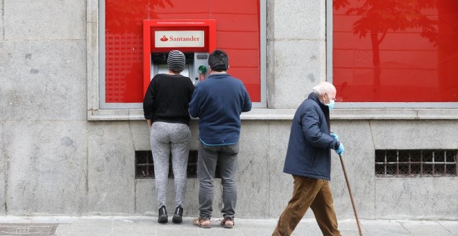 El Gobierno insta a los bancos a acabar con la exclusión financiera de las personas mayores