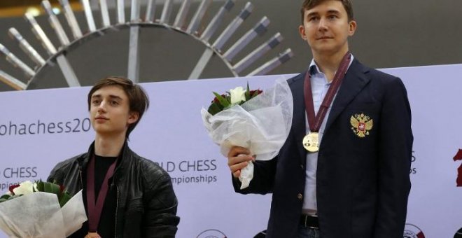 El gran maestro ruso de ajedrez Dubov se niega a jugar con mascarilla un torneo y pierde sin jugar