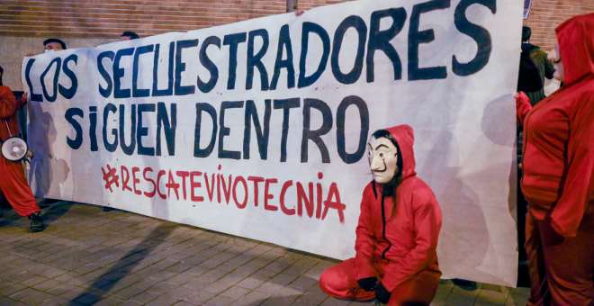 Protestan ante el CSIC con una perfomance de 'La casa de papel' para pedir el cierre de Vivotecnia