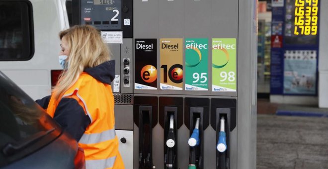 La gasolina ya cuesta un 32% más que en enero de 2021 y el gasóleo, un 35%