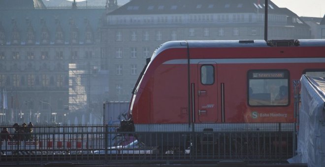 Al menos un muerto y treinta heridos tras el choque de dos trenes en Alemania