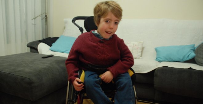 Convivir con una enfermedad rara: terapias, consultas, soportes vitales y esperanza en la familia del pequeño Adolfo