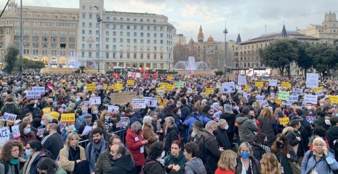 Milers de persones omplen la plaça Catalunya de Barcelona per fer un clam contra la guerra