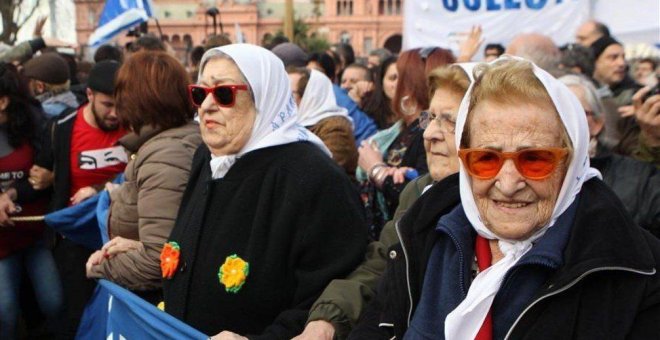 "Por favor, reclamen por su aparición": las cartas desesperadas de las Madres de Plaza de Mayo que Juan Carlos I ignoró