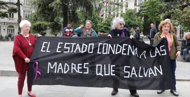 Un manifiesto feminista en apoyo a María Salmerón carga contra la Justicia: "Lejos de protegerlas, las revictimiza"