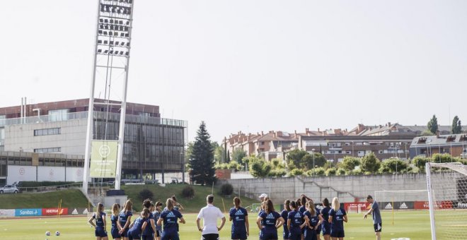 La Federación de Fútbol iguala los porcentajes de primas de la selección masculina y femenina, pero no su salario