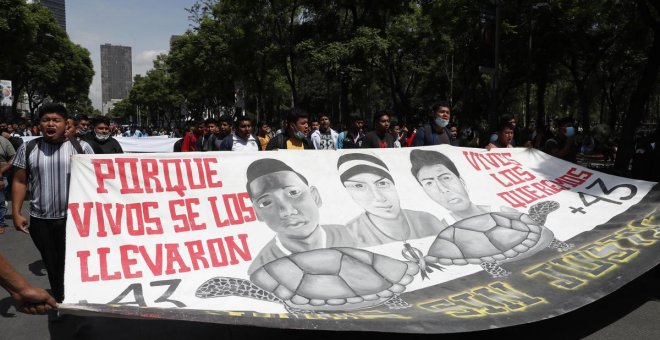 Familiares de los 43 desaparecidos de Ayotzinapa muestran su frustración y vuelven a reclamar justicia