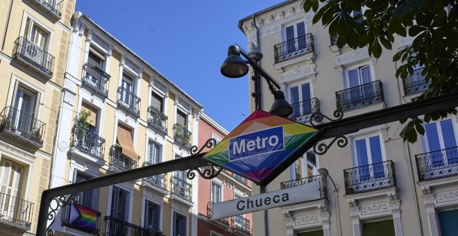 La bandera arcoíris, retirada de los andenes del Metro de Chueca en el mes del Orgullo