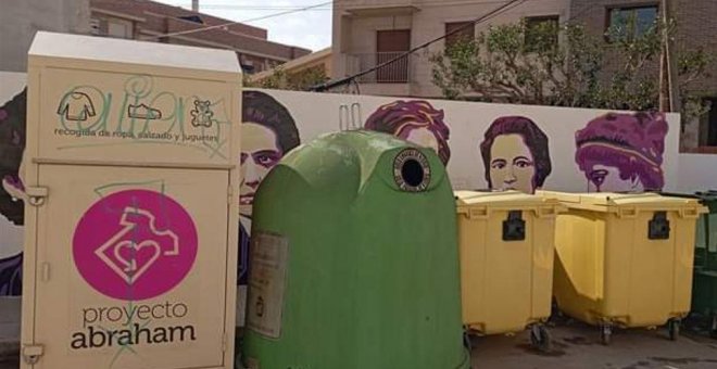 El primer mural feminista de Murcia, oculto tras unos contenedores de basura y reciclaje