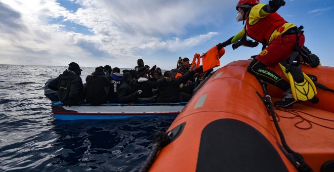 Rescatados 23 migrantes, entre ellos un menor, de dos pateras a 30 millas de San José (Almería)