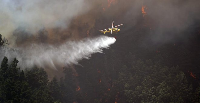 El incendio de Tenerife continúa sin control y afecta ya a 2.700 hectáreas