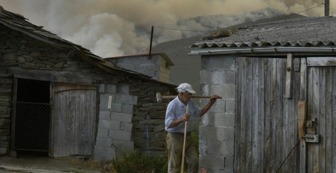Los incendios siguen abrasando bosques de Galicia, Extremadura y las Castillas