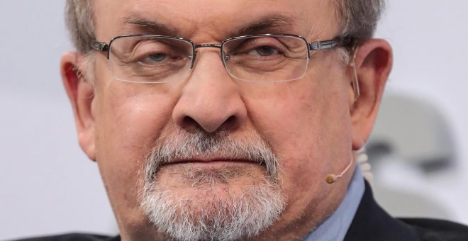 Retiran el respirador a Salman Rushdie, aunque continúa en "estado crítico"