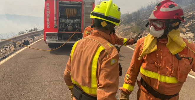 Las imágenes del trabajo incesante de los bomberos en el atroz incendio de Bejís