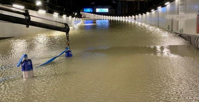 Cortados durante horas los accesos a la glorieta de Marqués de Vadillo y al túnel de la M-30 por un gran escape de agua