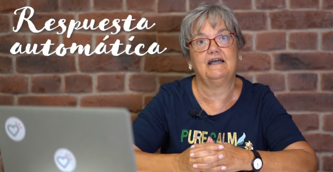 ¿Cómo puedo configurar la respuesta automática en mi correo electrónico?