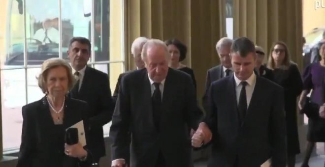 Los reyes Juan Carlos y Sofía coinciden por primera vez en público en dos años en la recepción de Carlos III