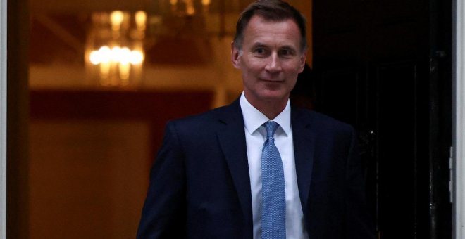 El nuevo ministro de Economía británico anula la rebaja del impuesto sobre la renta y reduce las ayudas energéticas
