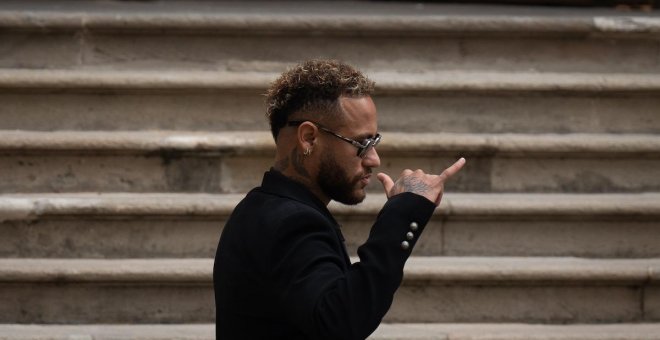 Un juez permite a Neymar declarar este martes como acusado y volver a París para "no perjudicarle"